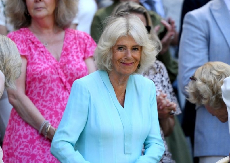 Ovakvu je rijetko viđamo: Kraljica Camilla uskočila je u traperice i hit jesensku jaknu