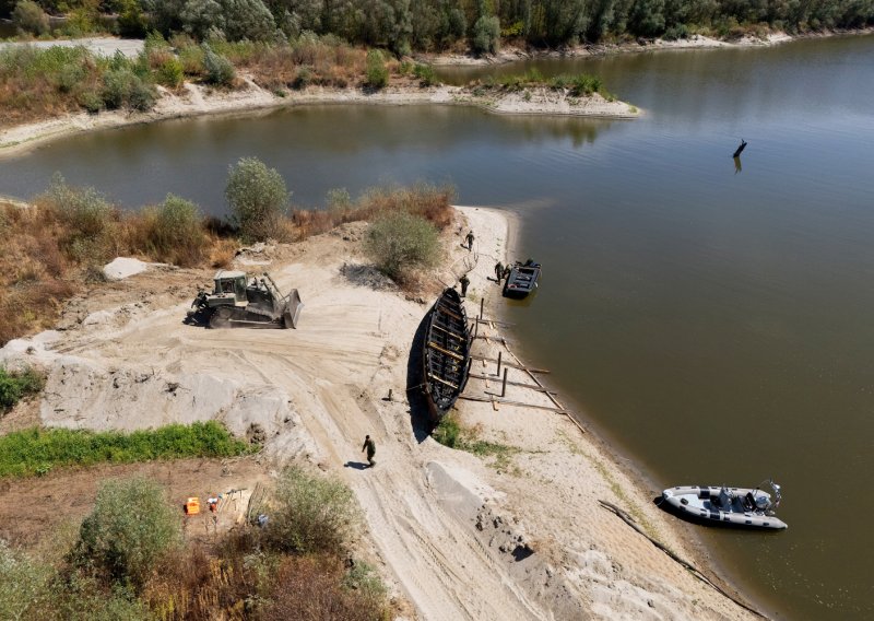 FOTO Prizori kakvi se ne viđaju svaki dan: Hrvatska vojska izvlači rimski brod iz Drave
