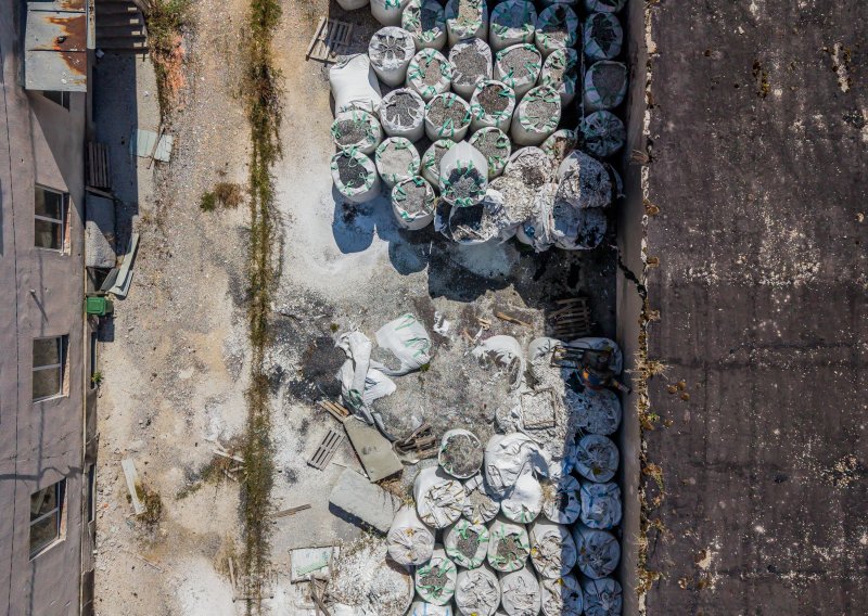 FOTO Ovako iz zraka izgleda ilegalno odlagalište otpada u Gospiću, a što se tek krije ispod zemlje