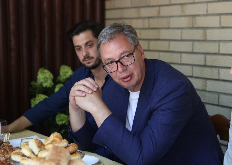 Vučić izgubio živce u raspravi s građankom: 'Gdje ste naučili tako glumiti?'