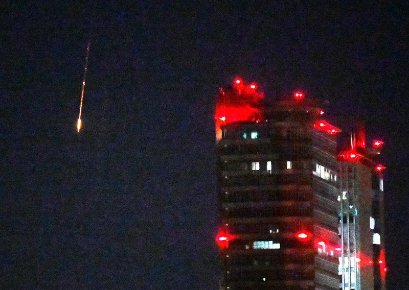 VIDEO Ruski balistički projektili snimljeni u udaru na Kijev, Poljska digla avione