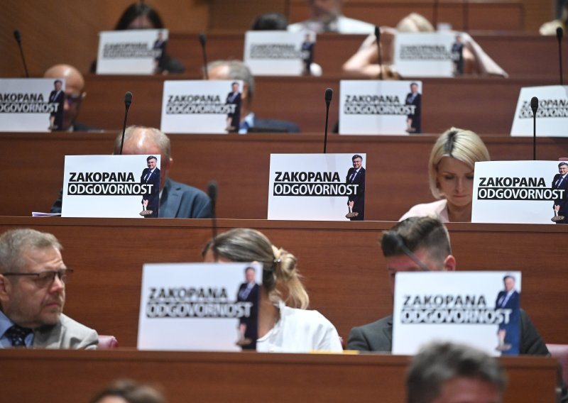 FOTO Pogledajte s kakvim se transparentima lijeva oporba pojavila u Saboru