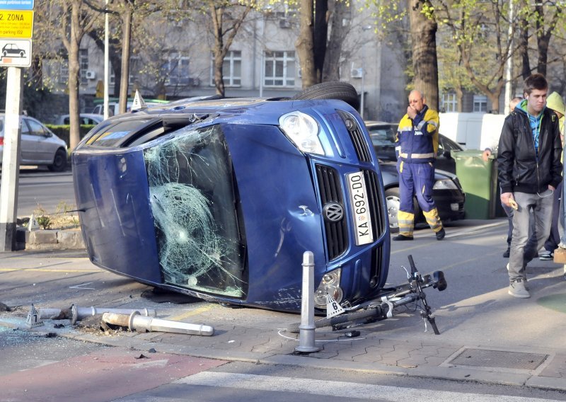 Dvoje ozlijeđeno u srazu dva vozila i bicikla