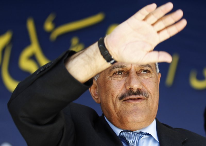 Saleh zatražio oprost i odletio u SAD