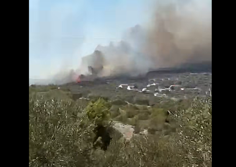 VIDEO Gori iznad Primoštena: U pomoć stigli i kanaderi