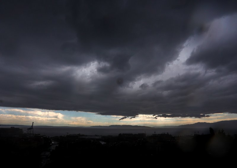 Rijeka se priprema za nevrijeme: Službe pripravne za noćne kiše s grmljavinom