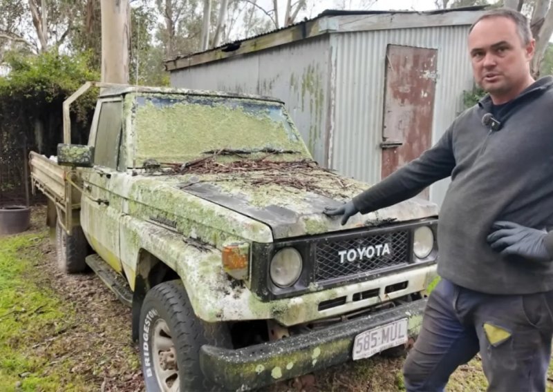 Godinama je stajao napušten i potpuno zarastao u mahovinu: Kad su pokušali upaliti motor, dogodilo se nešto nevjerojatno