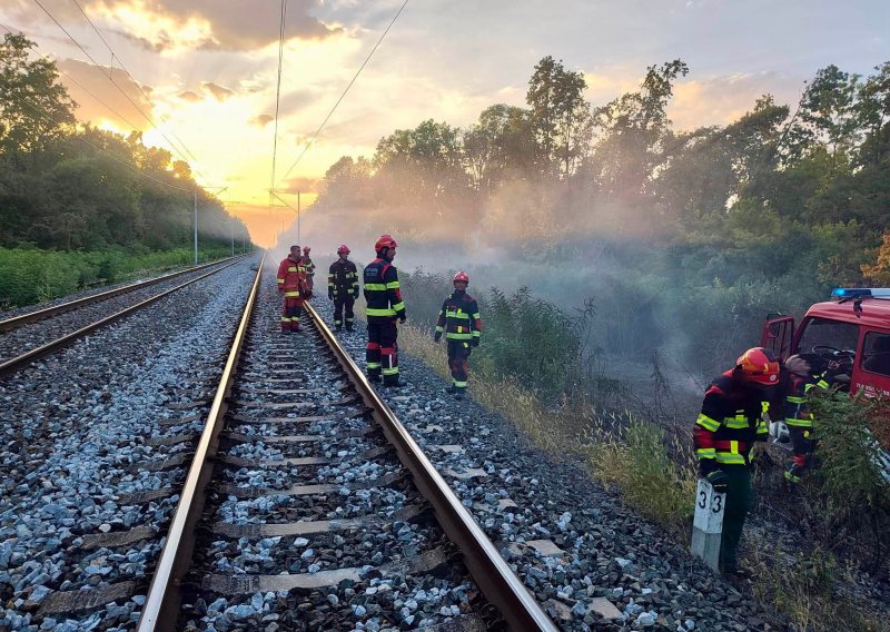 Veliki požari u Slavoniji: Vatra duž željezničke pruge, prekinut promet