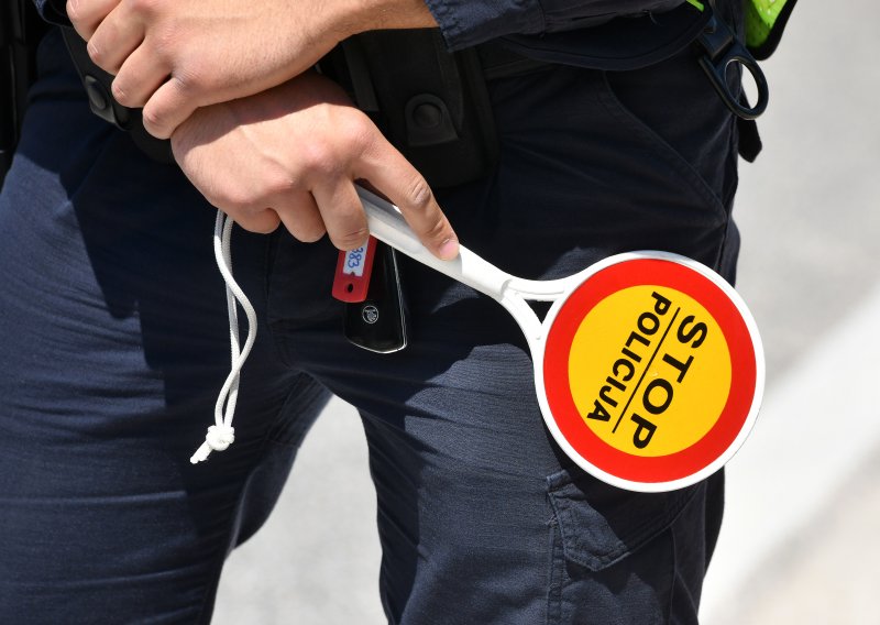 Policija u Baškoj Vodi zaustavila muškarca punog prometnih prekršaja, pazite koliko ih ima