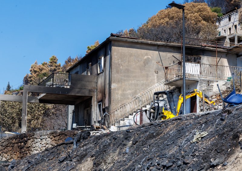 Deset dana nakon požara Omišu prijeti nova opasnost: 'Molimo Boga da kiša ne krene'