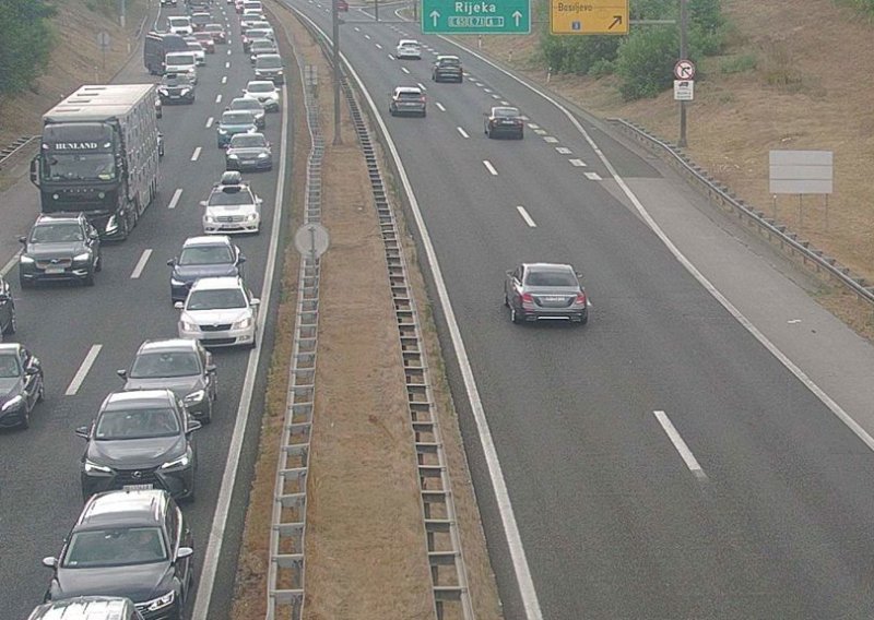 Kaos na A1: Zapalila se kamp kućica, kod Bosiljeva kolona od 11 kilometara