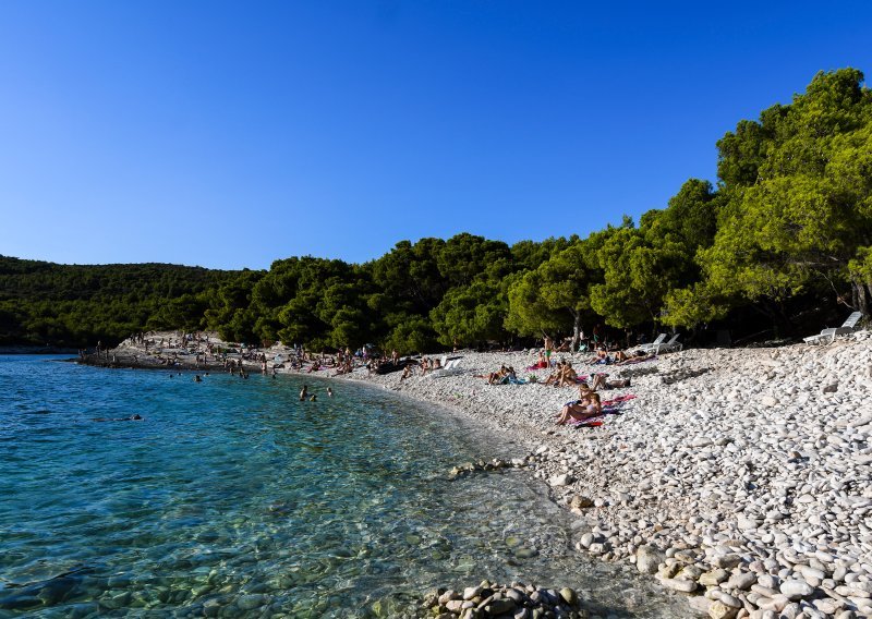 Bijeli kamenčići, borovi i čisto more: Ovo je jedna od najljepših plaža na Visu koju vrijedi posjetiti