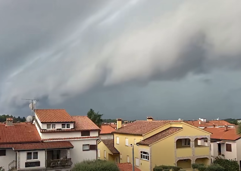 Nevrijeme stiglo u Hrvatsku: Snimljen shelf oblak, vjetar nosio krovove