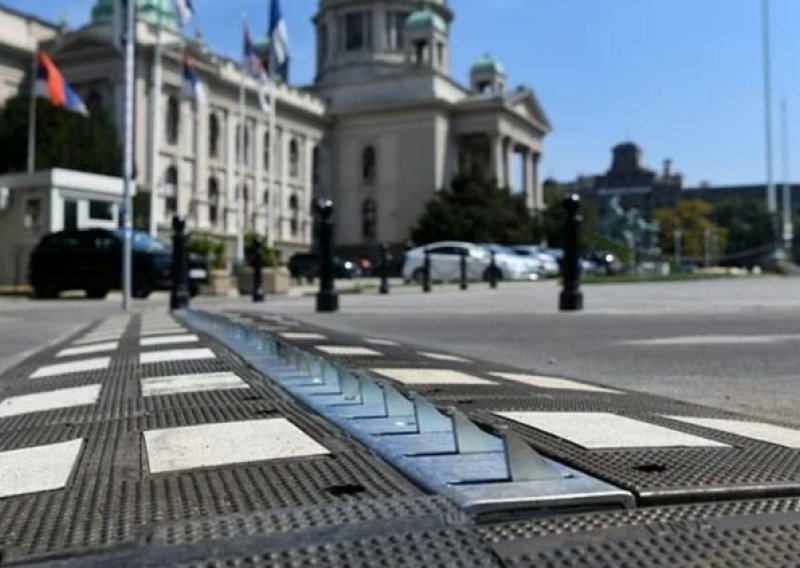 Pogriješite smjer i mogli biste ostati bez guma: U centru grada susjedne države postavili neobične ‘ležeće policajce’