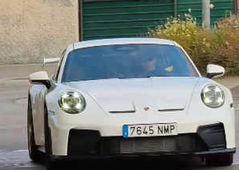 Sjećate ga se kao klinca s Maksimira? Danas na trening Barcelone stiže u Porscheu od 205.000 eura