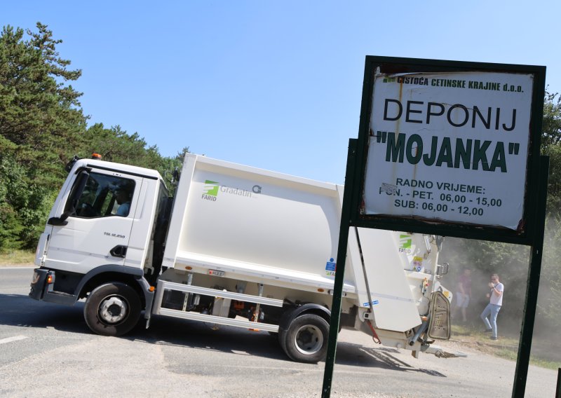 Gori odlagalište otpada kod Sinja: Vatrogasci su na terenu