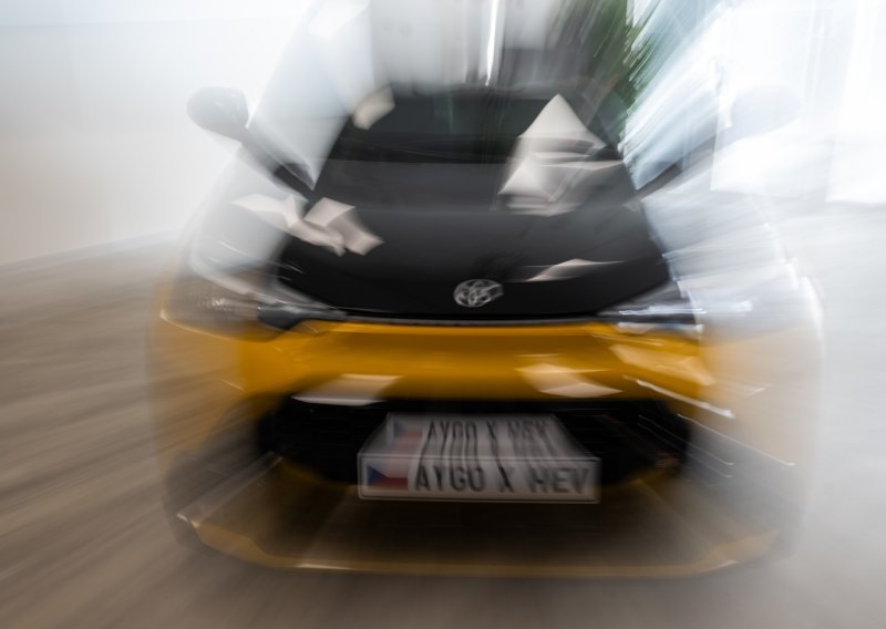Toyota mu je sama trubila svaki put kad prijeđe preko rupe: Kad je mehaničar pomaknuo kotač, ostao je u čudu