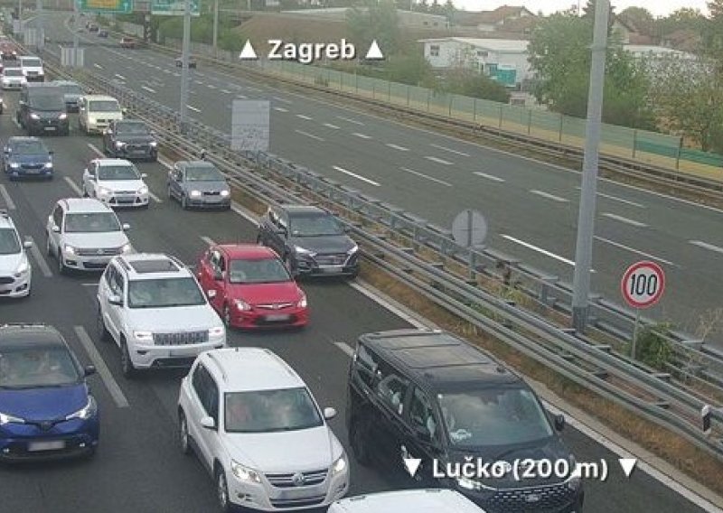 Stanje u prometu: Već se stvaraju kolone, gusto prema moru