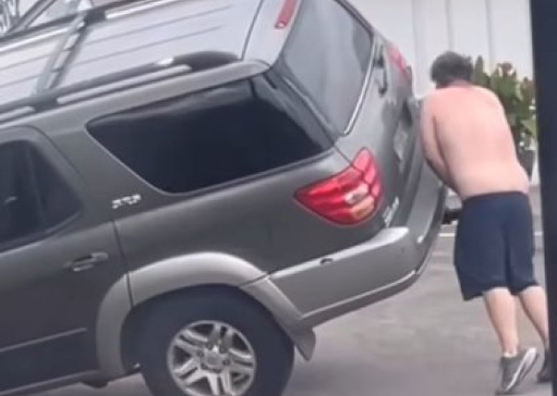 Pokušali mu pomoći dok je Toyota visjela nad rubom. Nekoliko sekundi kasnije sve je krenulo po zlu