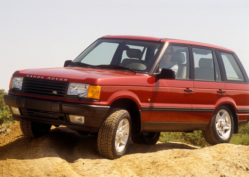 Range Rover od 160.000 dolara krenuo spašavati zaglavljeni Ford. Nekoliko sati kasnije more je progutalo oba