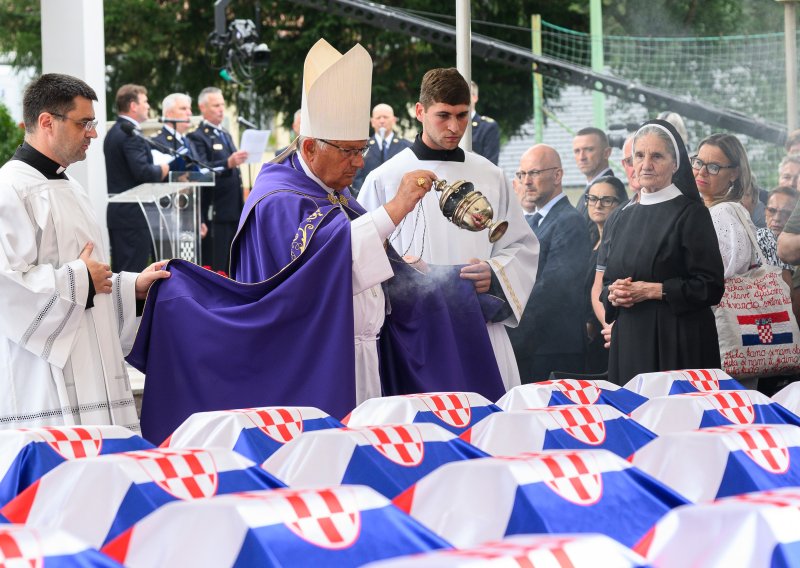U Donjem Maclju pokopano 500 hrvatskih žrtava: 'Prekidamo čekanje koje je trajalo 81 godinu'