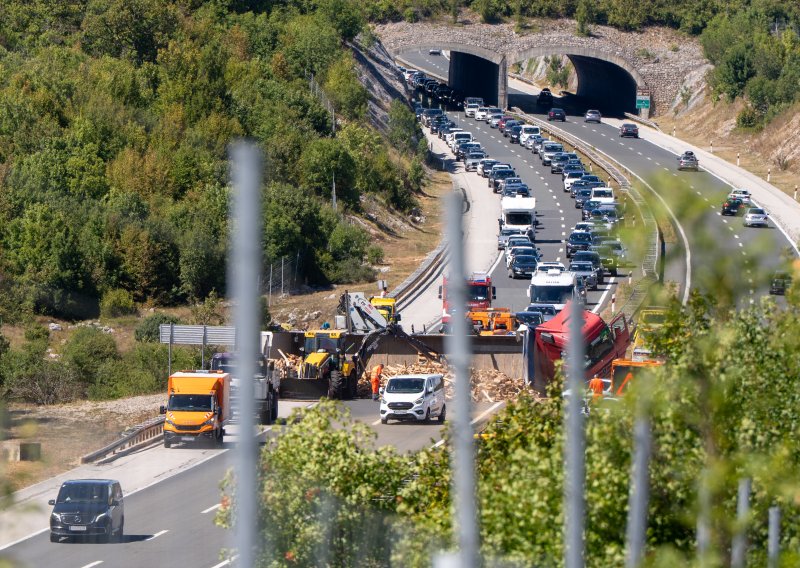 VIDEO Sad je jasno zašto je kaos na A1 trajao satima: Pogledajte što je ispalo iz prevrnutog kamiona