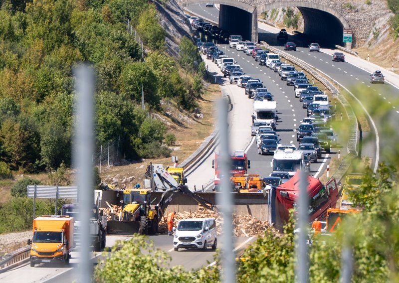 FOTO Pogledajte neviđeni kaos na A1: Kolone se protežu kilometrima