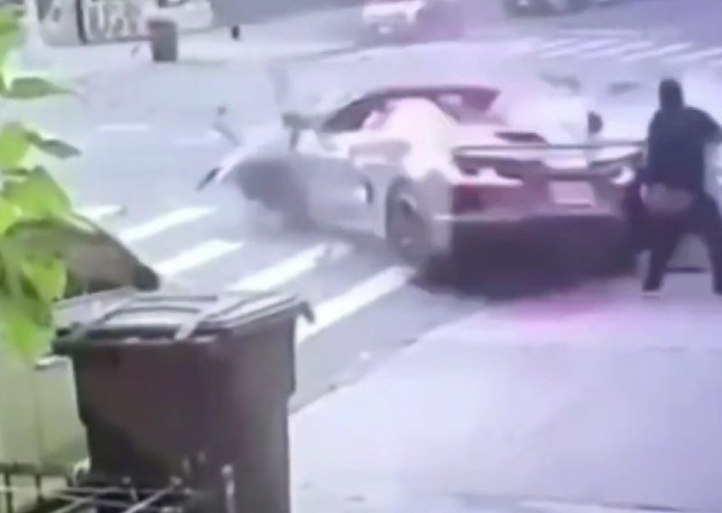 Kaos na ulicama New Yorka: Corvette je udarila Mercedes, a onda je SUV doslovno poletio, pogledajte brutalan video!