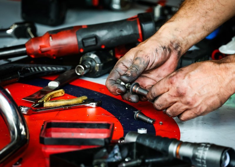 Auto je počeo škripati i lupkati, a uzrok je bio puno jednostavniji nego što je vlasnik mislio