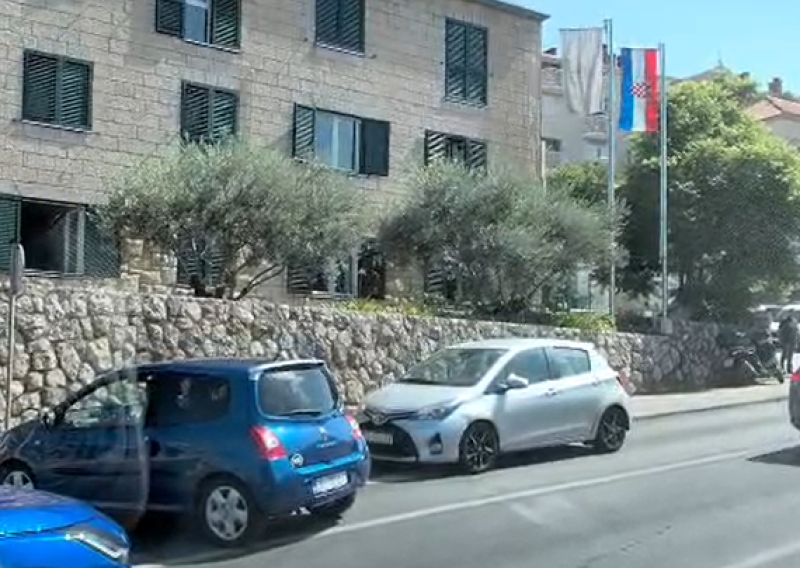 Htio se samo okrenuti, a zaustavio cijelu ulicu: Pogledajte što je strani vozač napravio u Dubrovniku