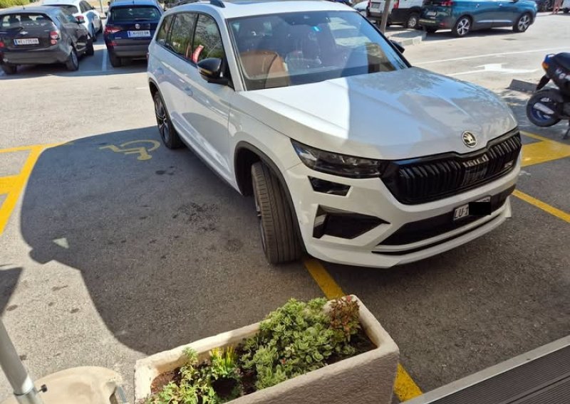 ‘Švicarac’ hladno zauzeo dva mjesta za osobe s invaliditetom: Fotografija izazvala bijes