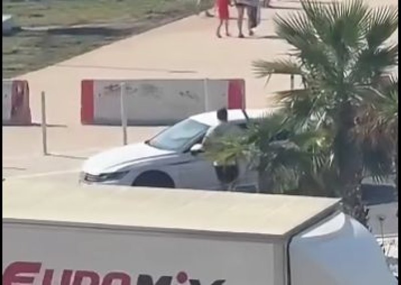 Nevjerojatna scena na splitskom Žnjanu: Parkirao usred kružnog toka i blokirao promet. Otišao u obližnju trgovinu