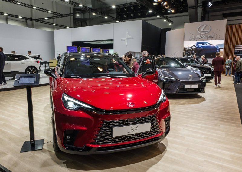 Izašla je iz Lexusa, a automobil se zaključao sam od sebe: Kad je shvatila što je ostalo unutra, počela je panika