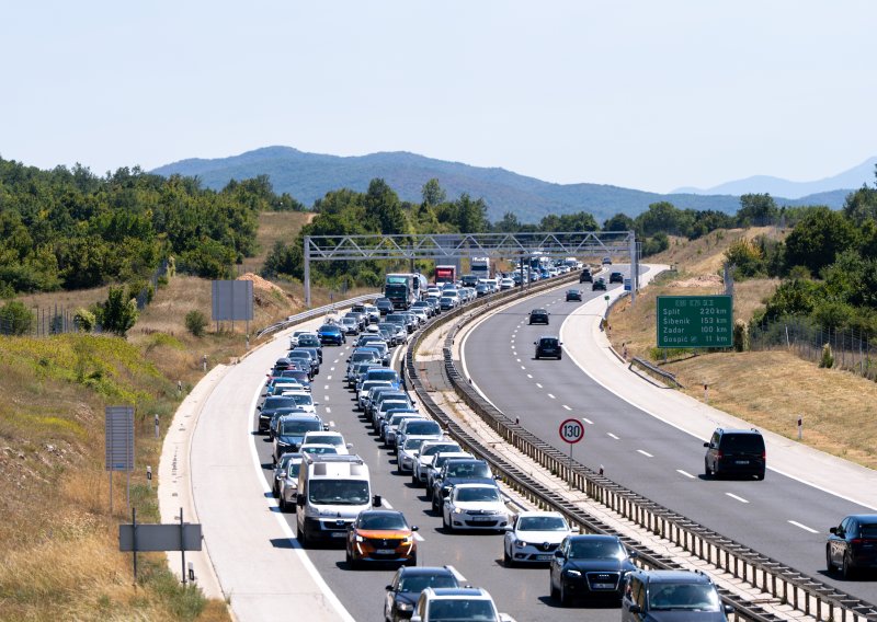 HAK: Prema Zagrebu kolona od dva kilometra, velika gustoća prometa