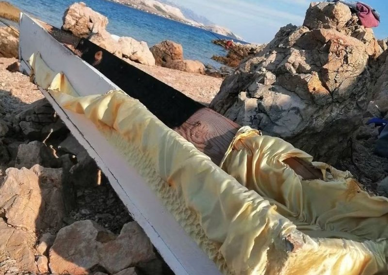 Mrtvački sanduk izazvao šok na paškoj plaži: 'Jedina besplatna ležaljka'