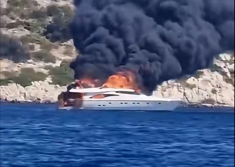VIDEO Vatrogasci na dva fronta: Kod Hvara buknuo požar, kod Čiova gori brod