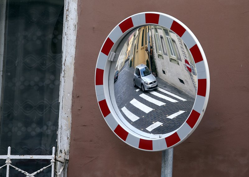 Mislili da im prometno ogledalo donosi nesreću pa ga maknuli: Uslijedio je kaos