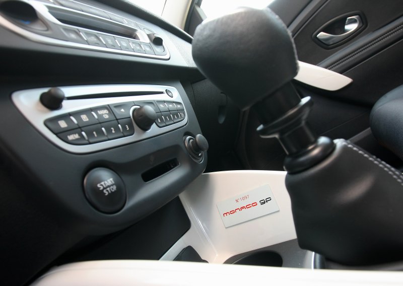 Otkazala vam je spojka usred vožnje? Postoji način da pomaknete auto, ali koristite ga samo u nuždi