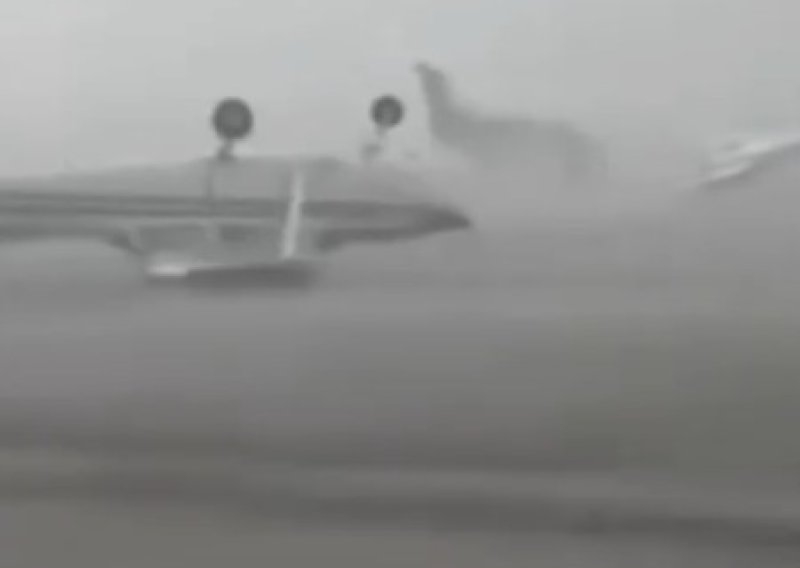 VIDEO Nestvarna snimka iz Italije: Vjetar pomicao avione kao igračke, jedan završio na krovu