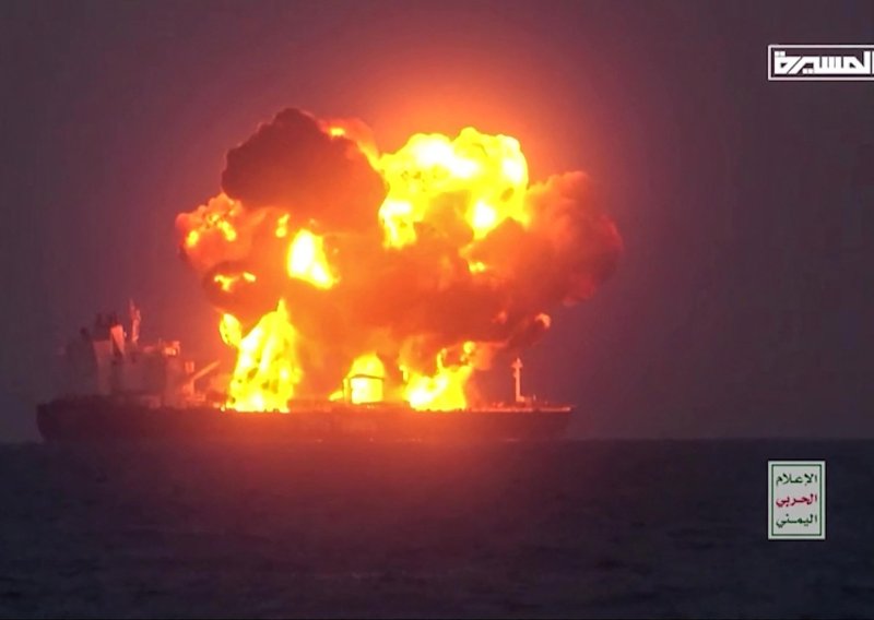 Naftni tanker u Omanu pogođen neidentificiranim projektilom: Onesposobljen je