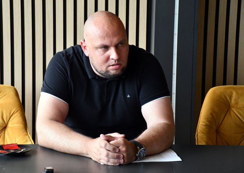 Drama u S. Brodu: Komunalci krenuli uklanjati terasu, ugostitelj im pozvao zaštitare