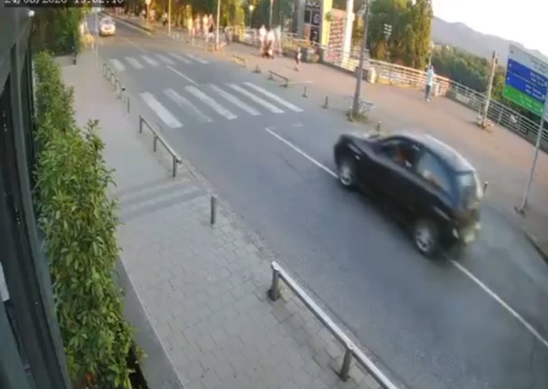 Snimljen trenutak tragedije: Automobil udario majku s dvoje djece, djevojčica preminula