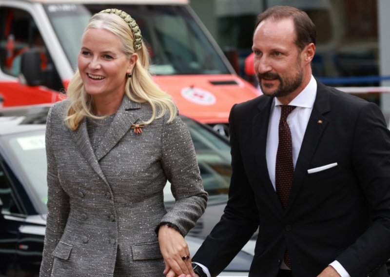 Princ Haakon i Mette-Marit povodom 25. godišnjice braka otvorili privatni album iz mladosti