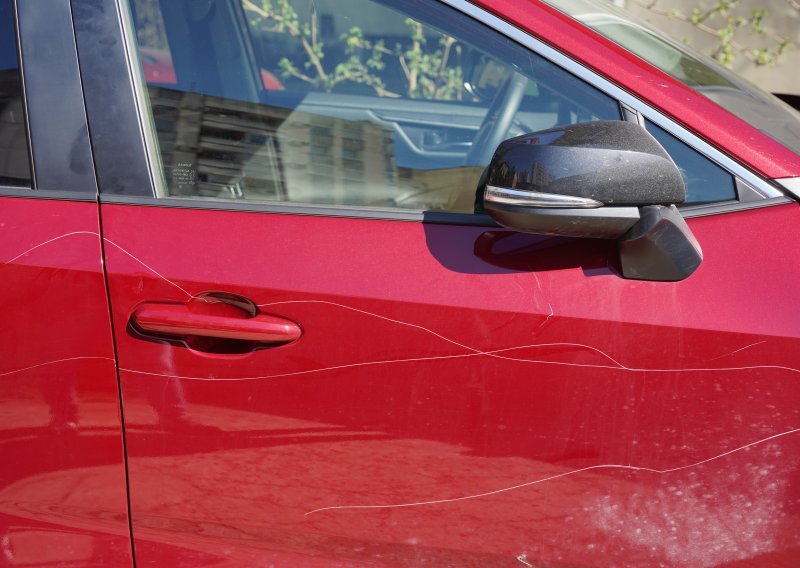 Nepoznati muškarac ponudio joj je popraviti udubljenje na parkingu: Platila mu 300 dolara, a onda pogledala automobil