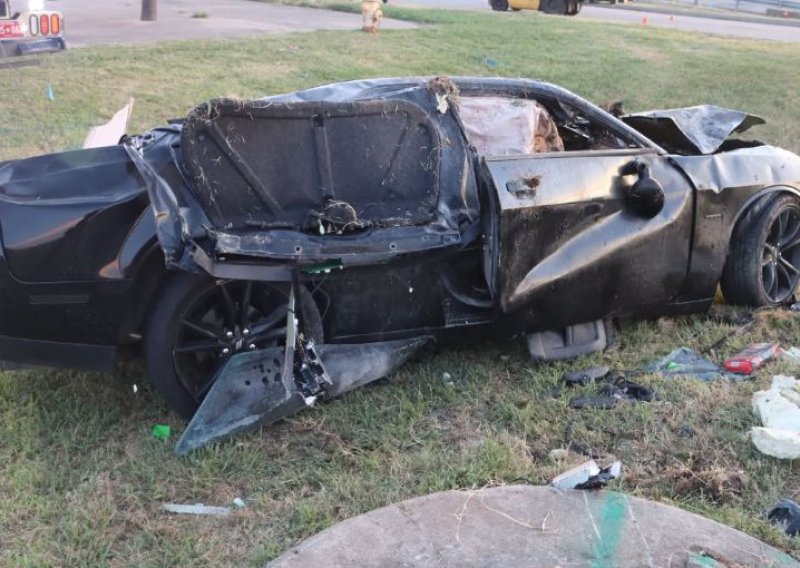 Automobil se prevrnuo i zapalio, troje ljudi ostalo unutra. Tada su prema njemu potrčali potpuni stranci