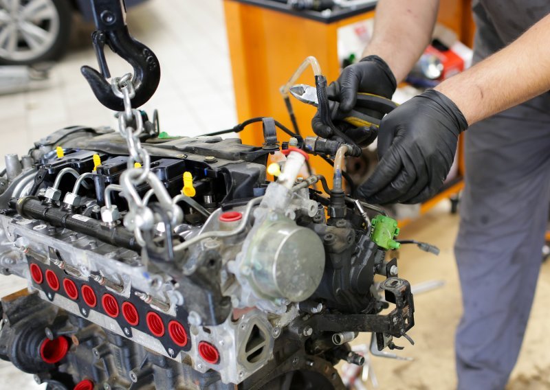 Servis joj je rekao da treba zamjenski motor od 19.000 dolara: Odvezla je auto kući i sama ga popravila za manje od 500