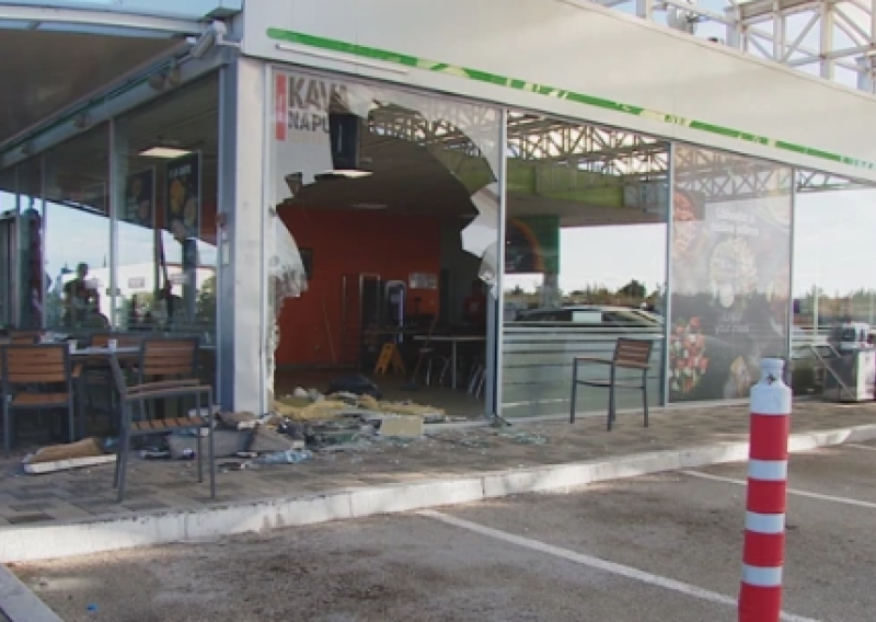 Automobilom se zabio u izlog restorana na odmorištu A1, jedna osoba ozlijeđena