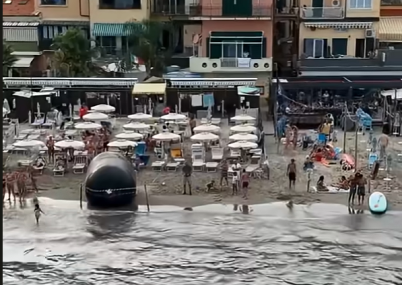VIDEO Šire se snimke misterioznog objekta na plaži: Turisti zbunjeno gledali što je more izbacilo