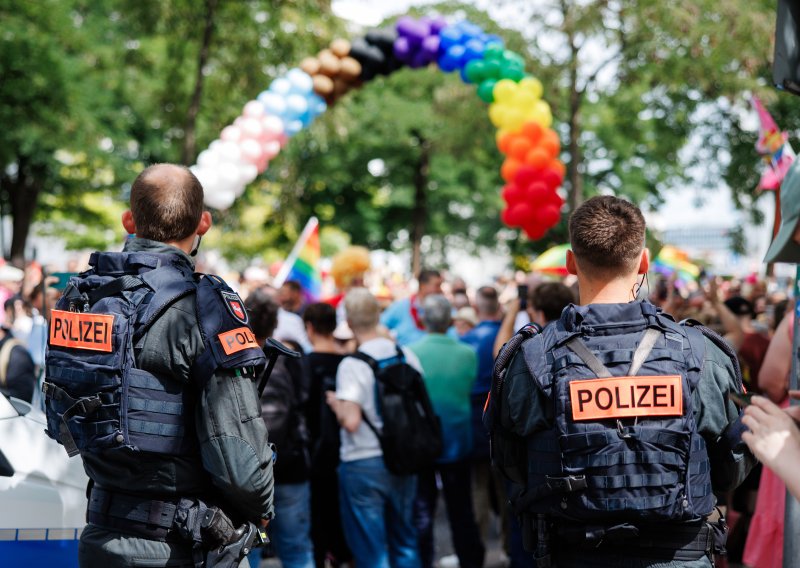 Drama u Njemačkoj: Satima ostali visjeti na zaglavljenom vrtuljku