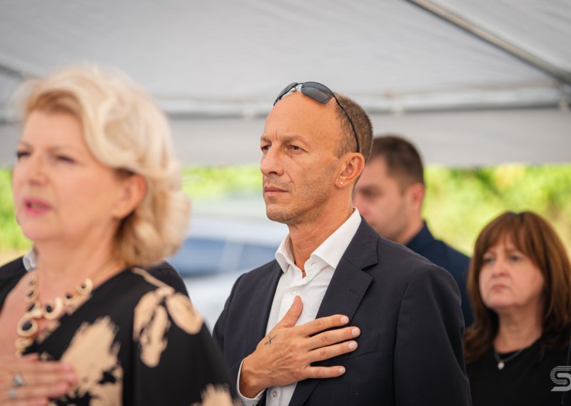 FOTO Petry se vratio pred kamere: U Gospiću mu uručena zahvalnica